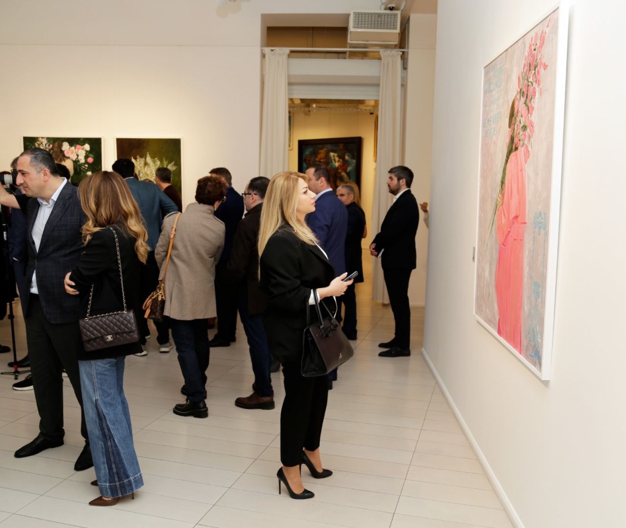 В работах Нигяр Хельми вы не увидите лиц женщин - зрители сами "рисуют" их в воображении (ФОТО)