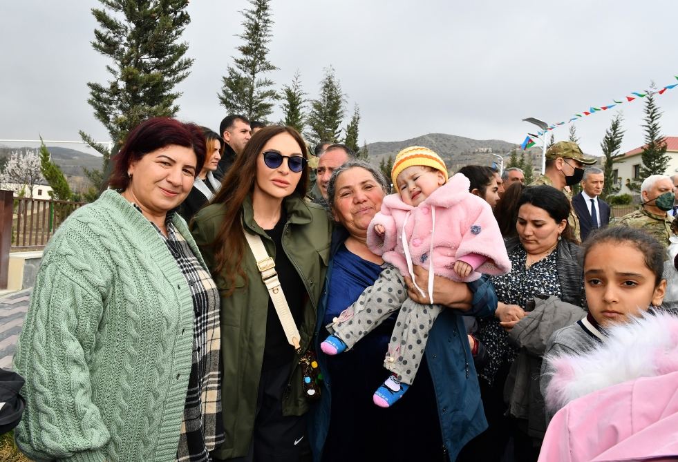 Искренняя встреча Президента Ильхама Алиева и Первой леди Мехрибан Алиевой с жителями села Талыш (ФОТО)