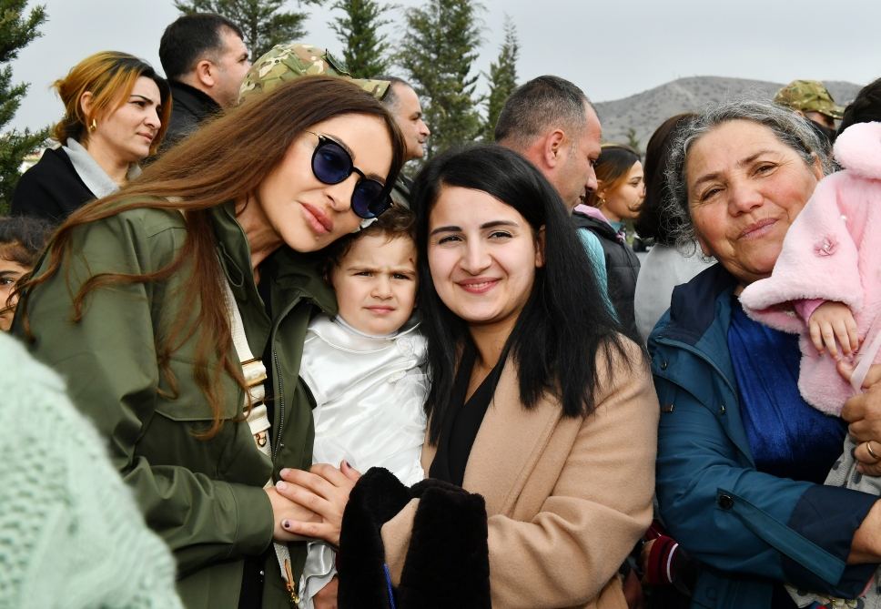 Искренняя встреча Президента Ильхама Алиева и Первой леди Мехрибан Алиевой с жителями села Талыш (ФОТО)