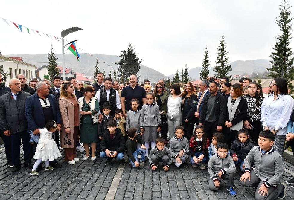 Искренняя встреча Президента Ильхама Алиева и Первой леди Мехрибан Алиевой с жителями села Талыш (ФОТО)