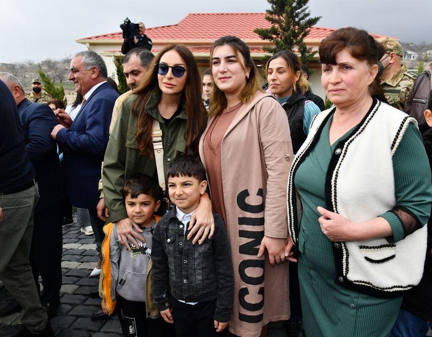 Искренняя встреча Президента Ильхама Алиева и Первой леди Мехрибан Алиевой с жителями села Талыш (ФОТО)