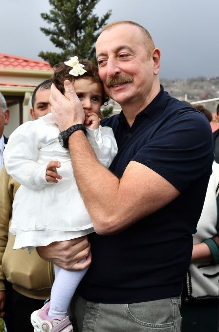 Искренняя встреча Президента Ильхама Алиева и Первой леди Мехрибан Алиевой с жителями села Талыш (ФОТО)