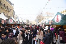 Жители Баку отмечают праздник Новруз - Фоторепортаж