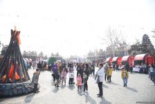 Жители Баку отмечают праздник Новруз - Фоторепортаж