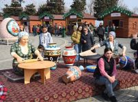 Жители Баку отмечают праздник Новруз - Фоторепортаж