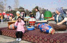 Жители Баку отмечают праздник Новруз - Фоторепортаж