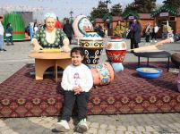 Жители Баку отмечают праздник Новруз - Фоторепортаж