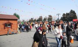 Жители Баку отмечают праздник Новруз - Фоторепортаж