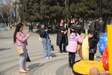 Жители Баку отмечают праздник Новруз - Фоторепортаж