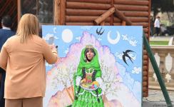 Жители Баку отмечают праздник Новруз - Фоторепортаж