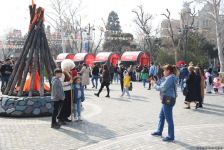 Жители Баку отмечают праздник Новруз - Фоторепортаж