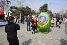 Жители Баку отмечают праздник Новруз - Фоторепортаж