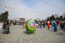 Жители Баку отмечают праздник Новруз - Фоторепортаж