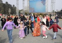 Жители Баку отмечают праздник Новруз - Фоторепортаж