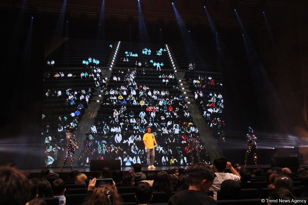 В Баку представлено световое интерактивное мега-шоу "Приключения" (ФОТО)