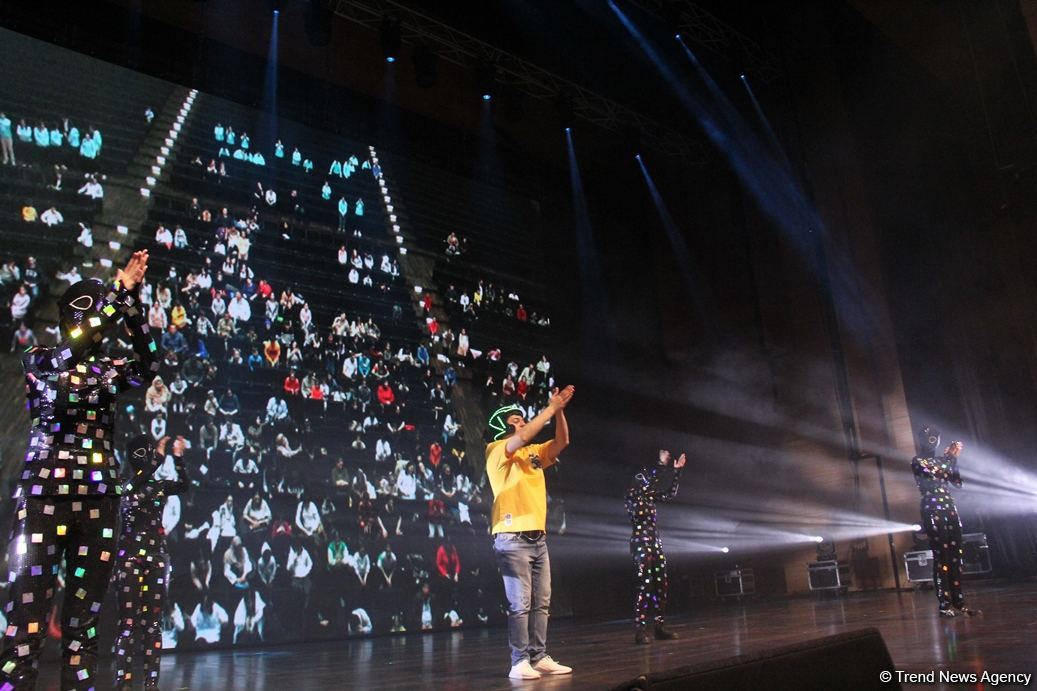 В Баку представлено световое интерактивное мега-шоу "Приключения" (ФОТО)