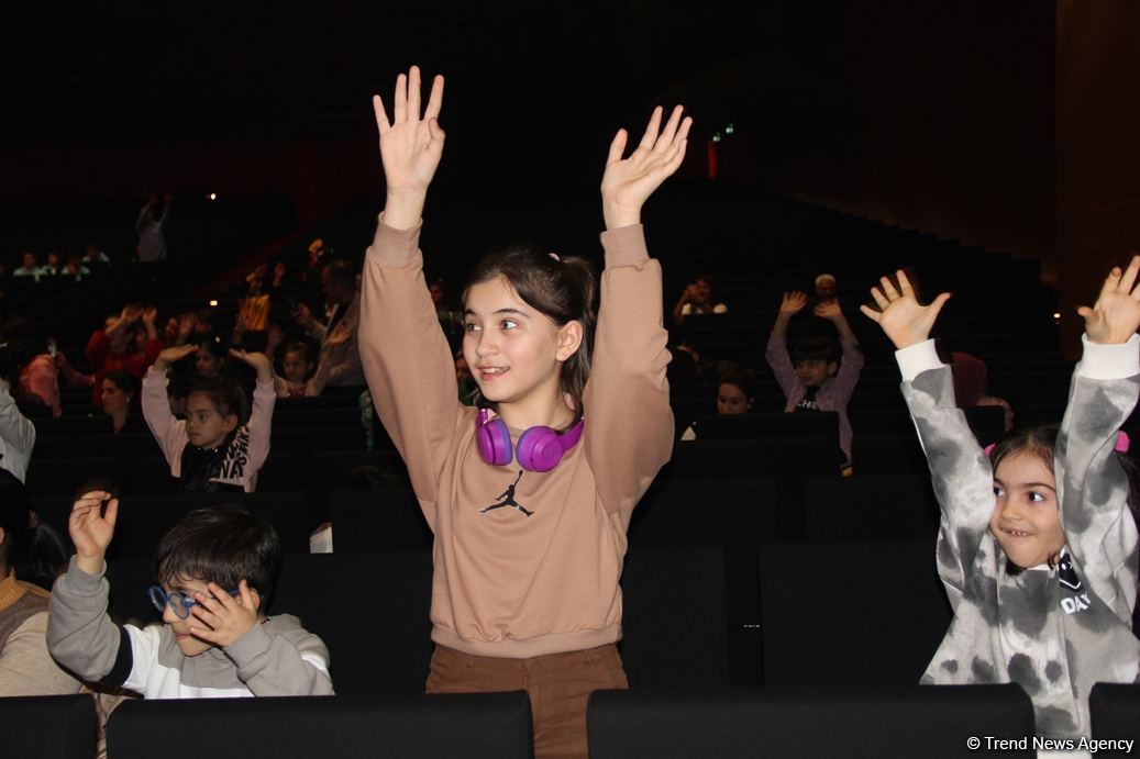 В Баку представлено световое интерактивное мега-шоу "Приключения" (ФОТО)