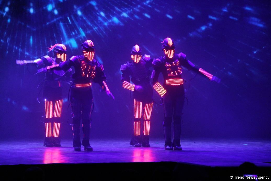 В Баку представлено световое интерактивное мега-шоу "Приключения" (ФОТО)