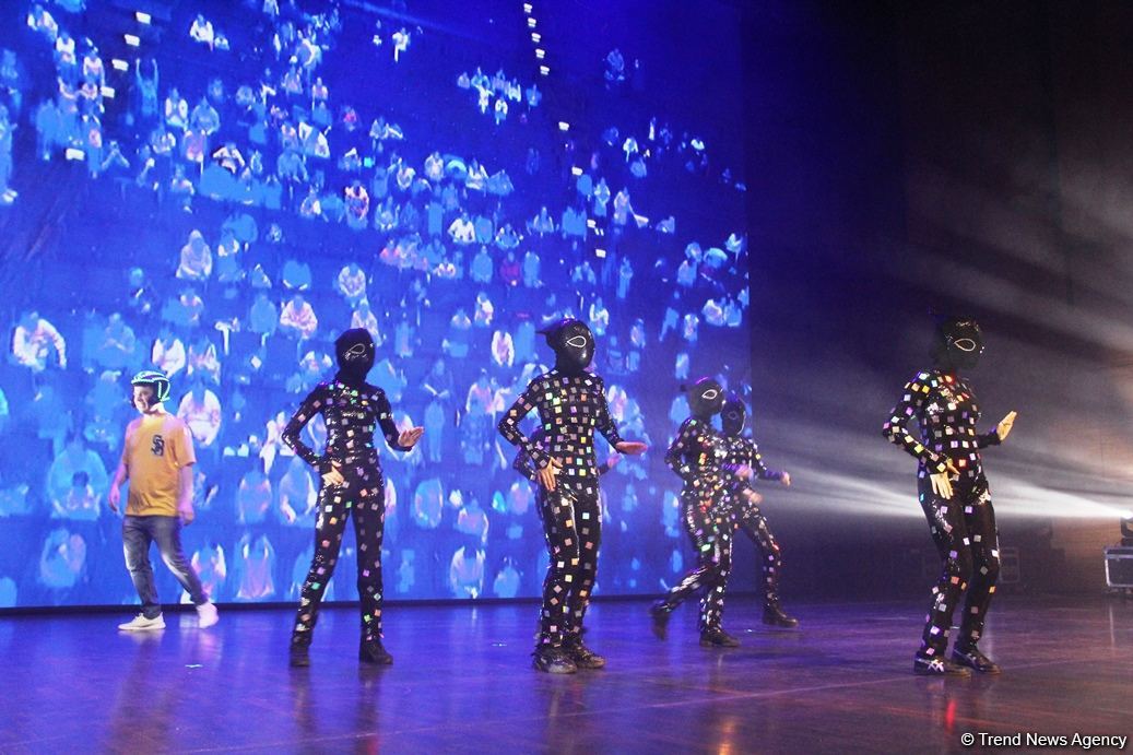 В Баку представлено световое интерактивное мега-шоу "Приключения" (ФОТО)