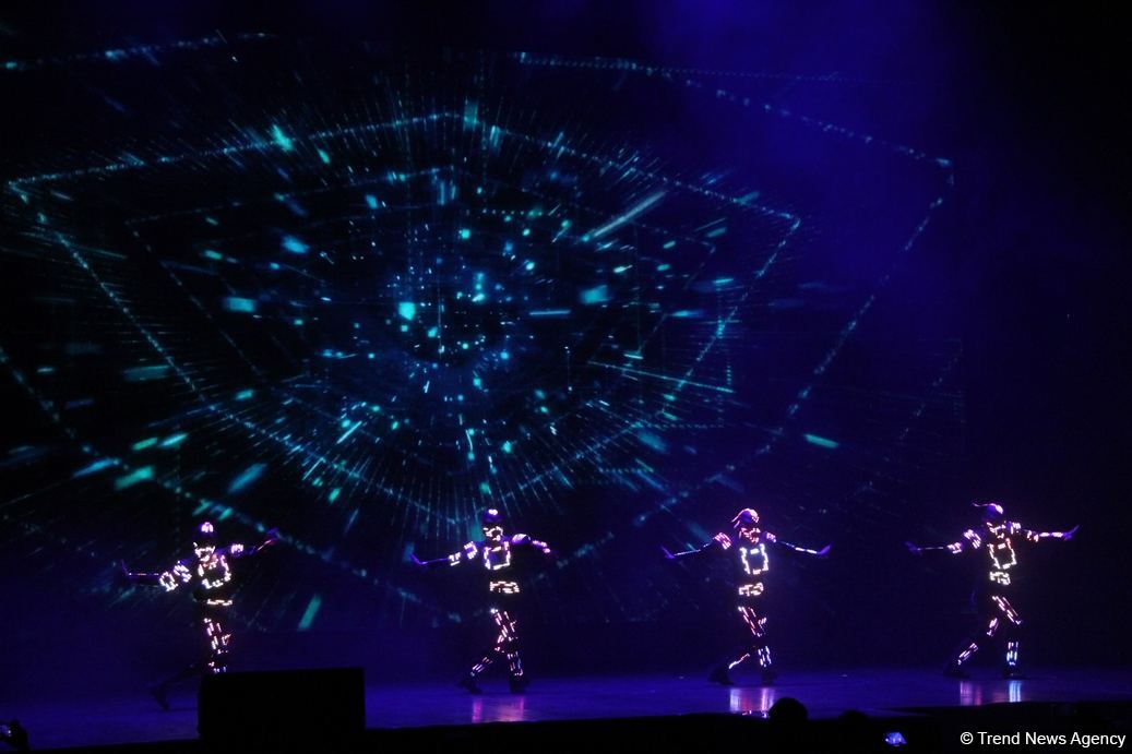 В Баку представлено световое интерактивное мега-шоу "Приключения" (ФОТО)