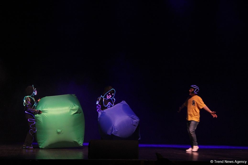 В Баку представлено световое интерактивное мега-шоу "Приключения" (ФОТО)