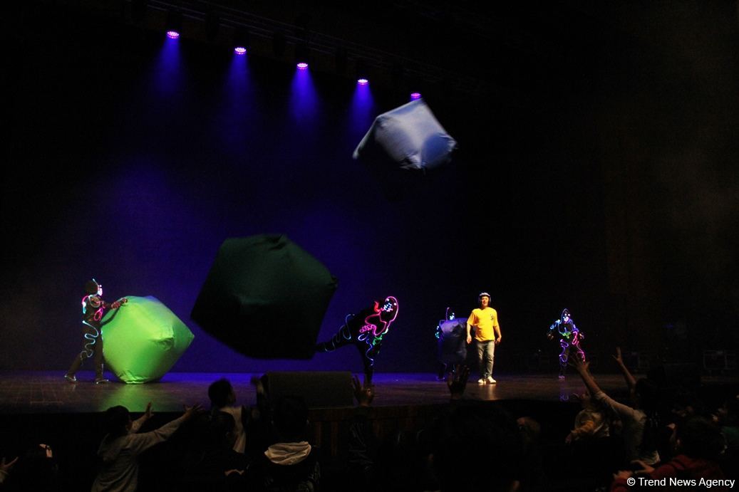 В Баку представлено световое интерактивное мега-шоу "Приключения" (ФОТО)