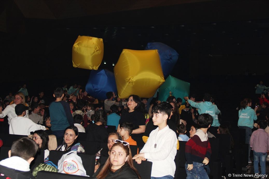 В Баку представлено световое интерактивное мега-шоу "Приключения" (ФОТО)