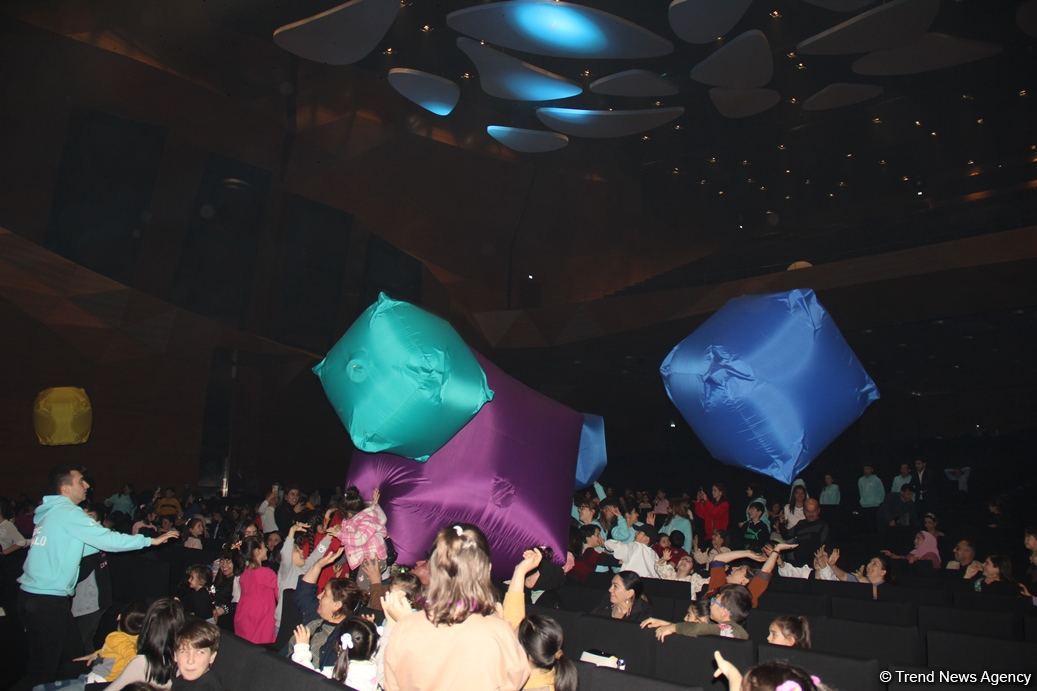 В Баку представлено световое интерактивное мега-шоу "Приключения" (ФОТО)