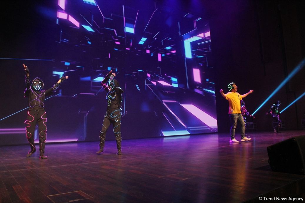 В Баку представлено световое интерактивное мега-шоу "Приключения" (ФОТО)