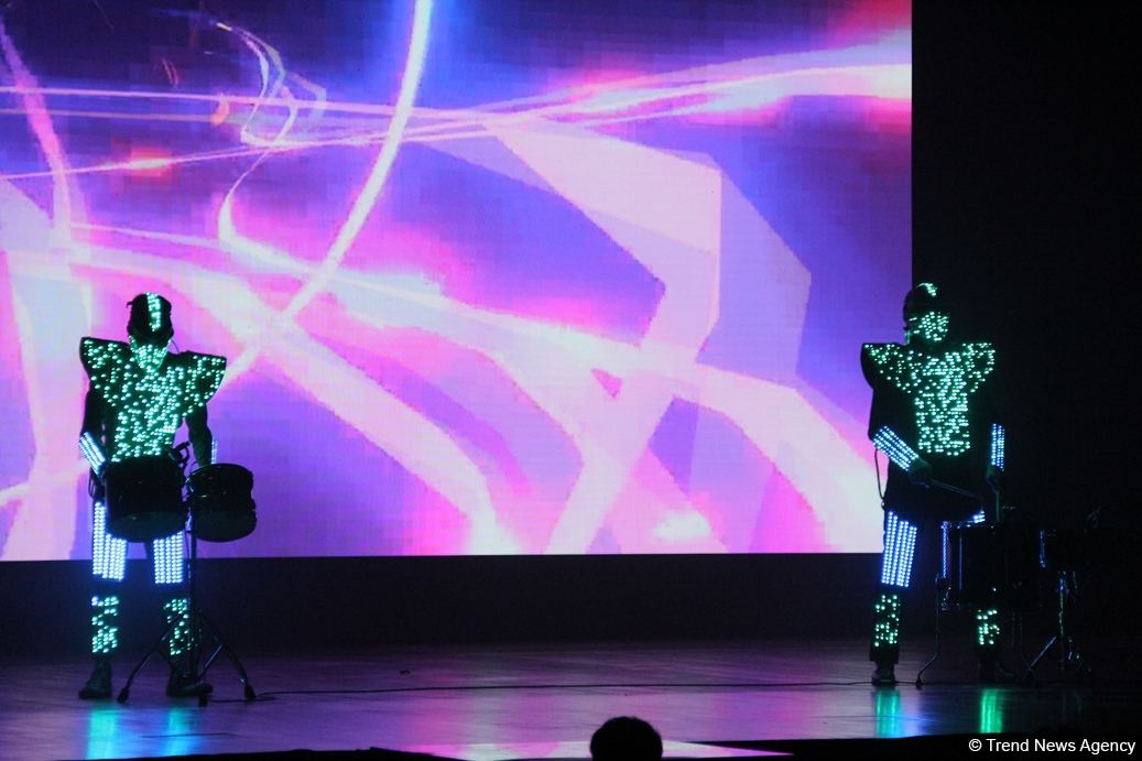 В Баку представлено световое интерактивное мега-шоу "Приключения" (ФОТО)