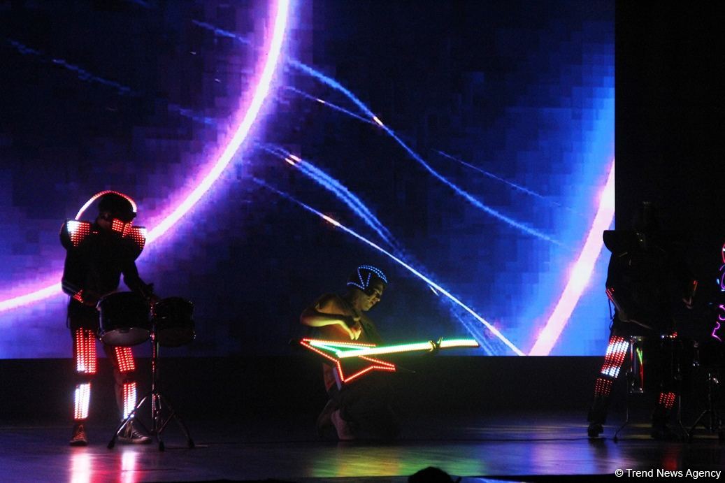 В Баку представлено световое интерактивное мега-шоу "Приключения" (ФОТО)
