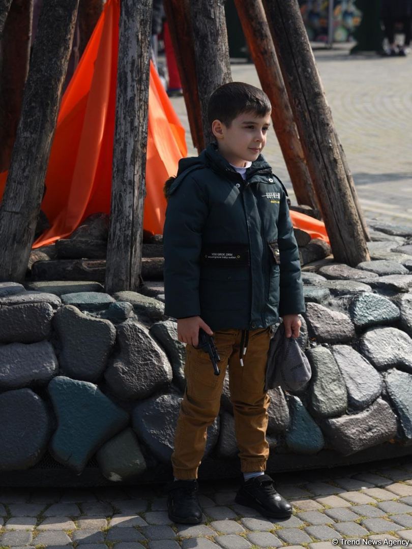 Жители Баку отмечают праздник Новруз - Фоторепортаж