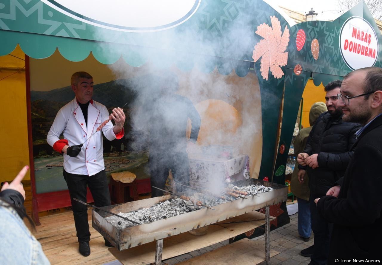 Жители Баку отмечают праздник Новруз - Фоторепортаж
