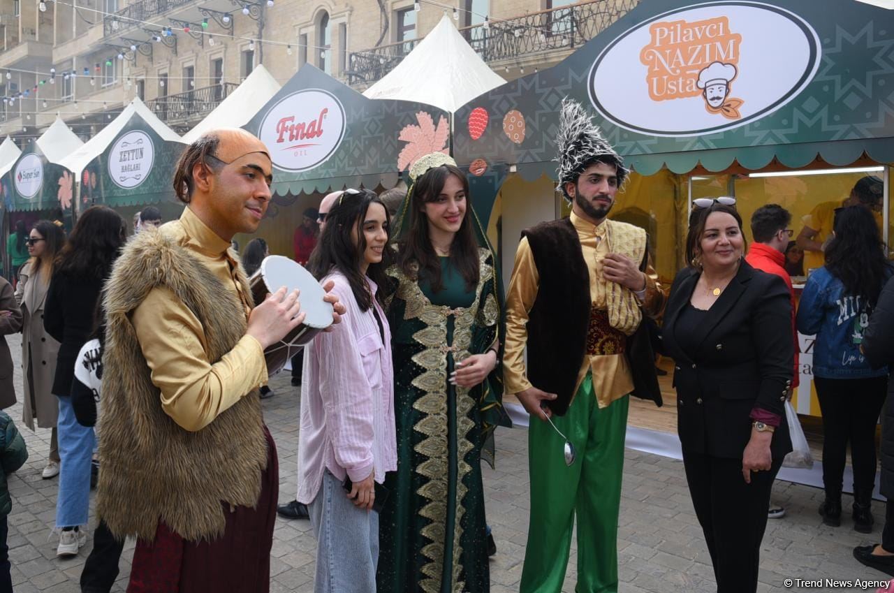 Жители Баку отмечают праздник Новруз - Фоторепортаж