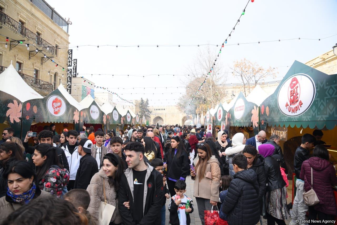 Жители Баку отмечают праздник Новруз - Фоторепортаж