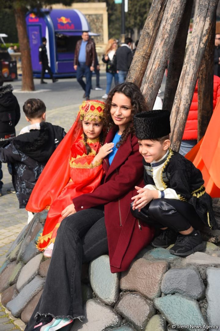Жители Баку отмечают праздник Новруз - Фоторепортаж