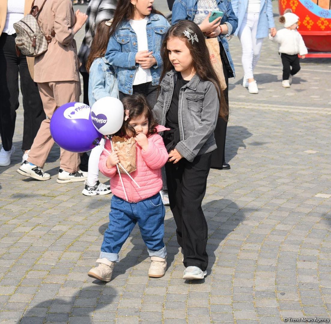 Жители Баку отмечают праздник Новруз - Фоторепортаж