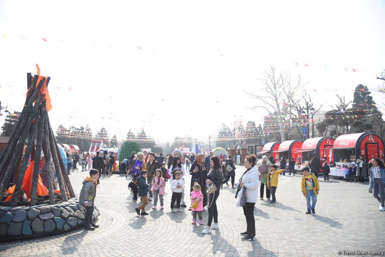 Жители Баку отмечают праздник Новруз - Фоторепортаж
