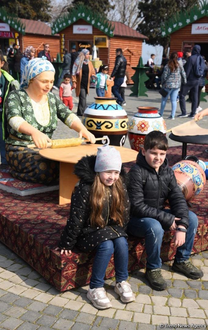 Жители Баку отмечают праздник Новруз - Фоторепортаж