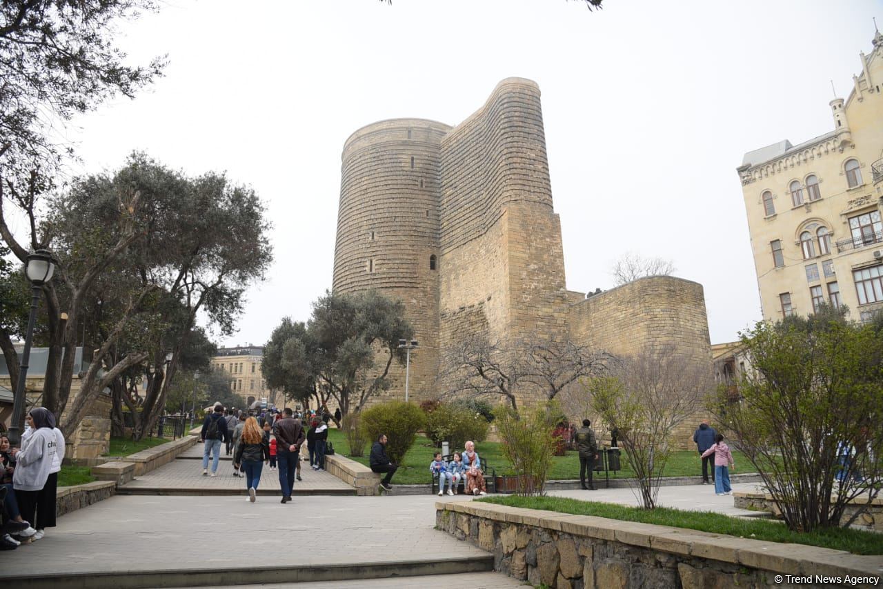 Жители Баку отмечают праздник Новруз - Фоторепортаж