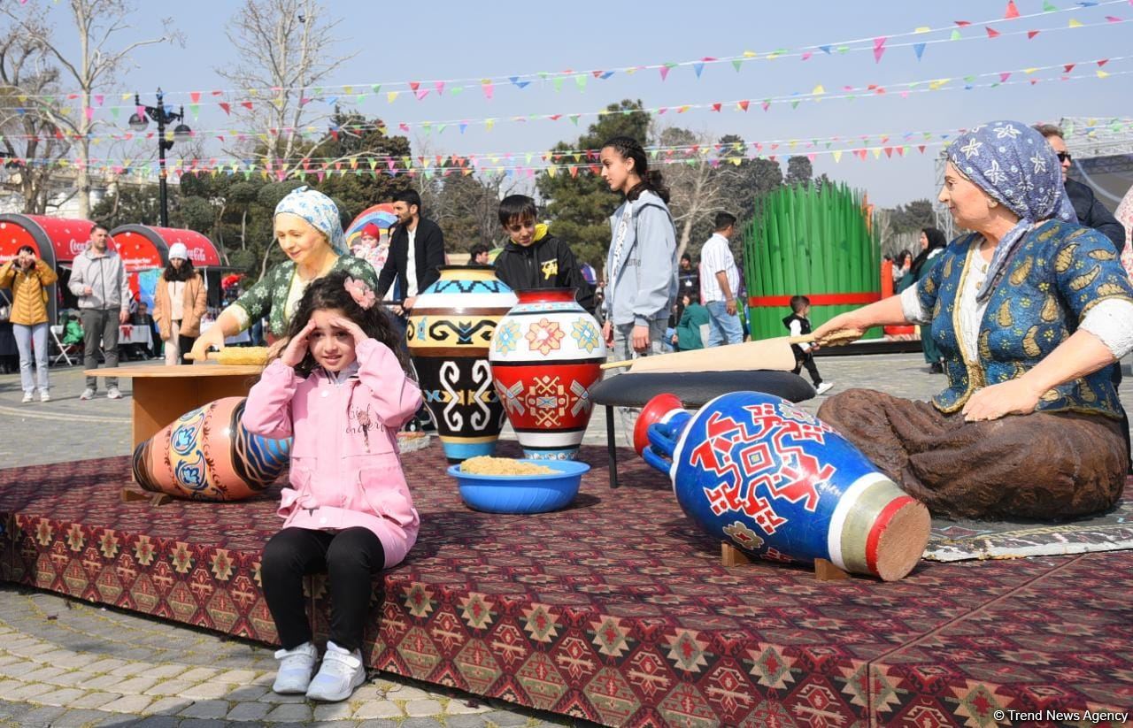 Жители Баку отмечают праздник Новруз - Фоторепортаж