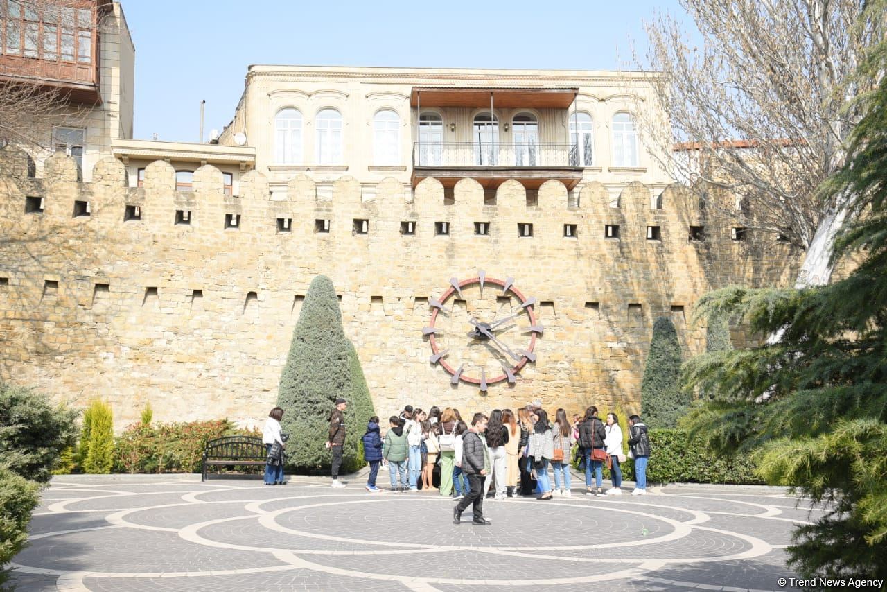 Жители Баку отмечают праздник Новруз - Фоторепортаж