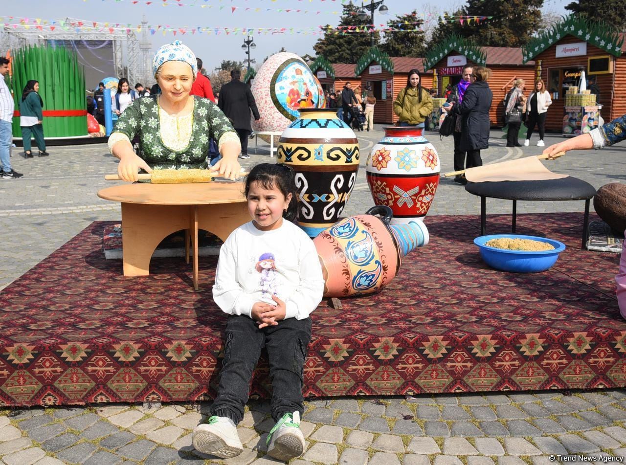 Жители Баку отмечают праздник Новруз - Фоторепортаж
