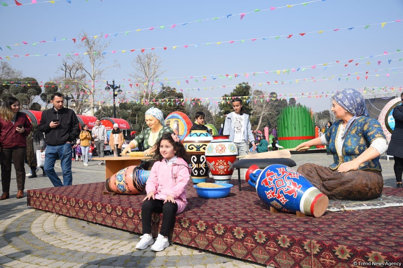 Жители Баку отмечают праздник Новруз - Фоторепортаж