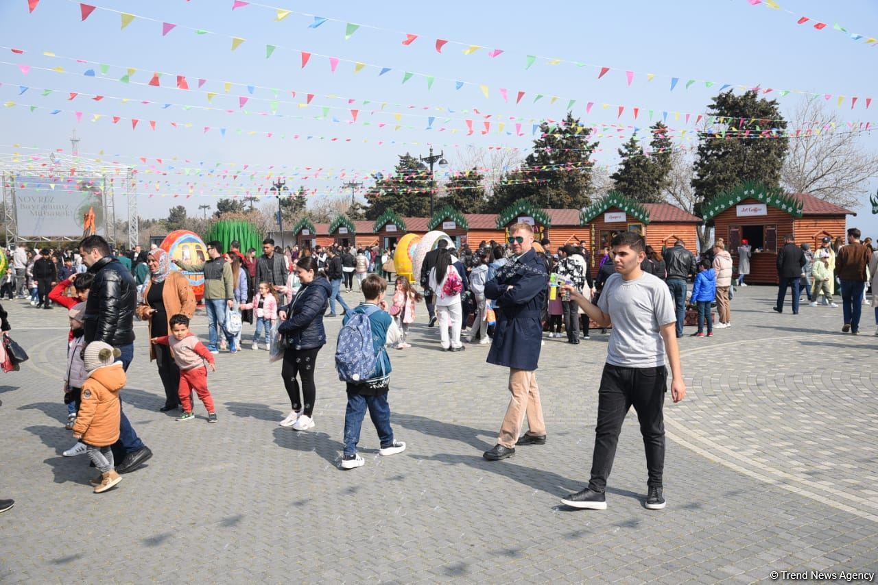 Жители Баку отмечают праздник Новруз - Фоторепортаж