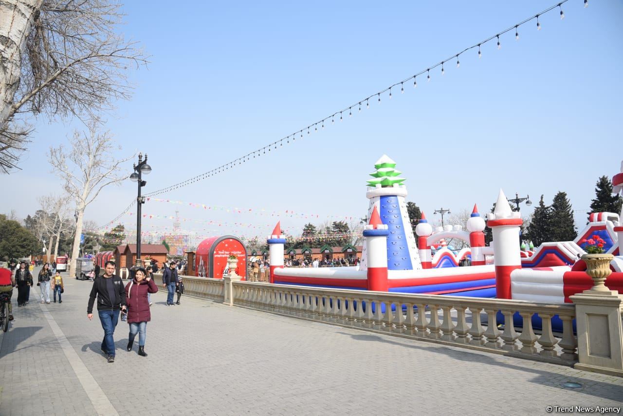 Жители Баку отмечают праздник Новруз - Фоторепортаж