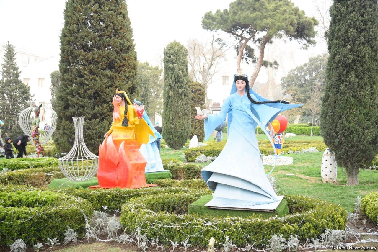 Жители Баку отмечают праздник Новруз - Фоторепортаж