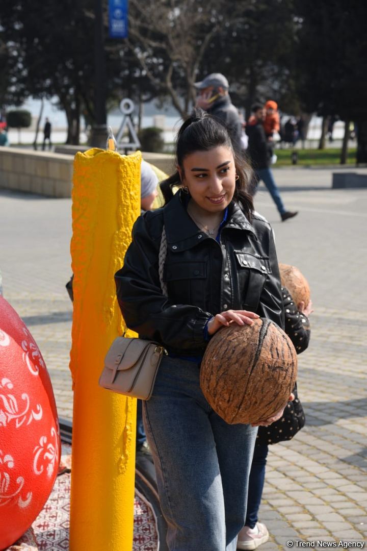 Жители Баку отмечают праздник Новруз - Фоторепортаж