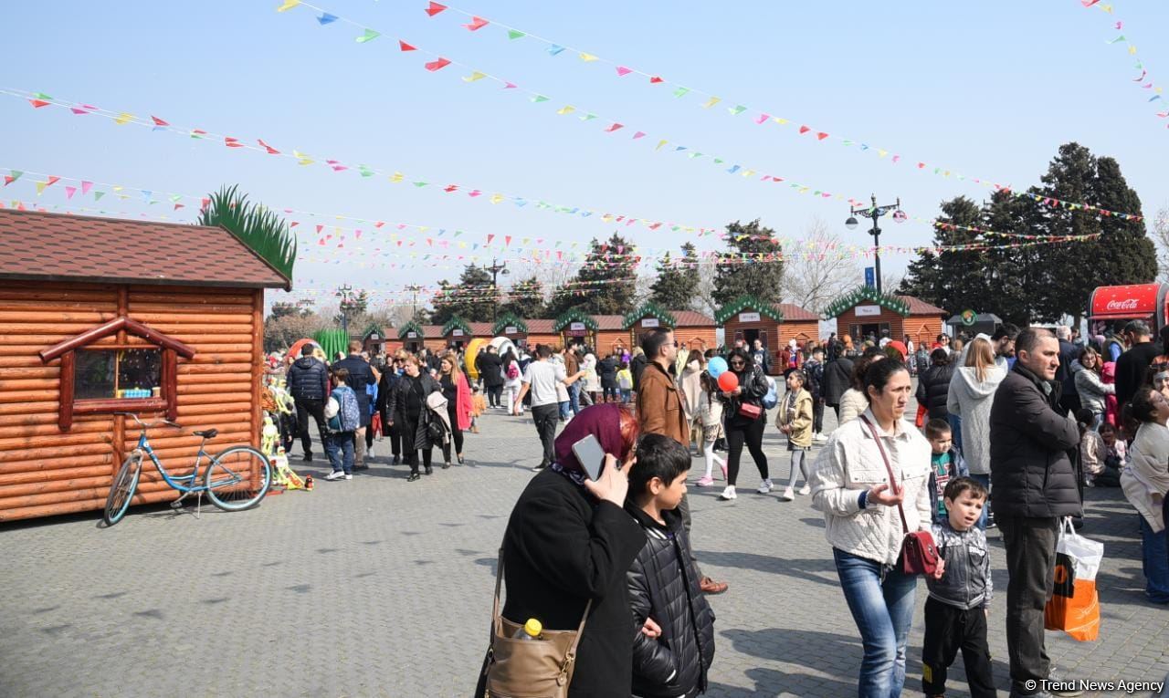 Жители Баку отмечают праздник Новруз - Фоторепортаж