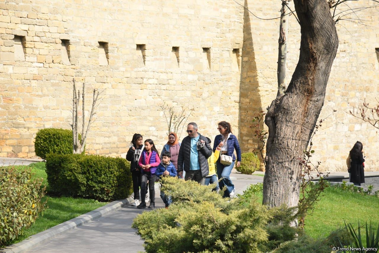 Жители Баку отмечают праздник Новруз - Фоторепортаж